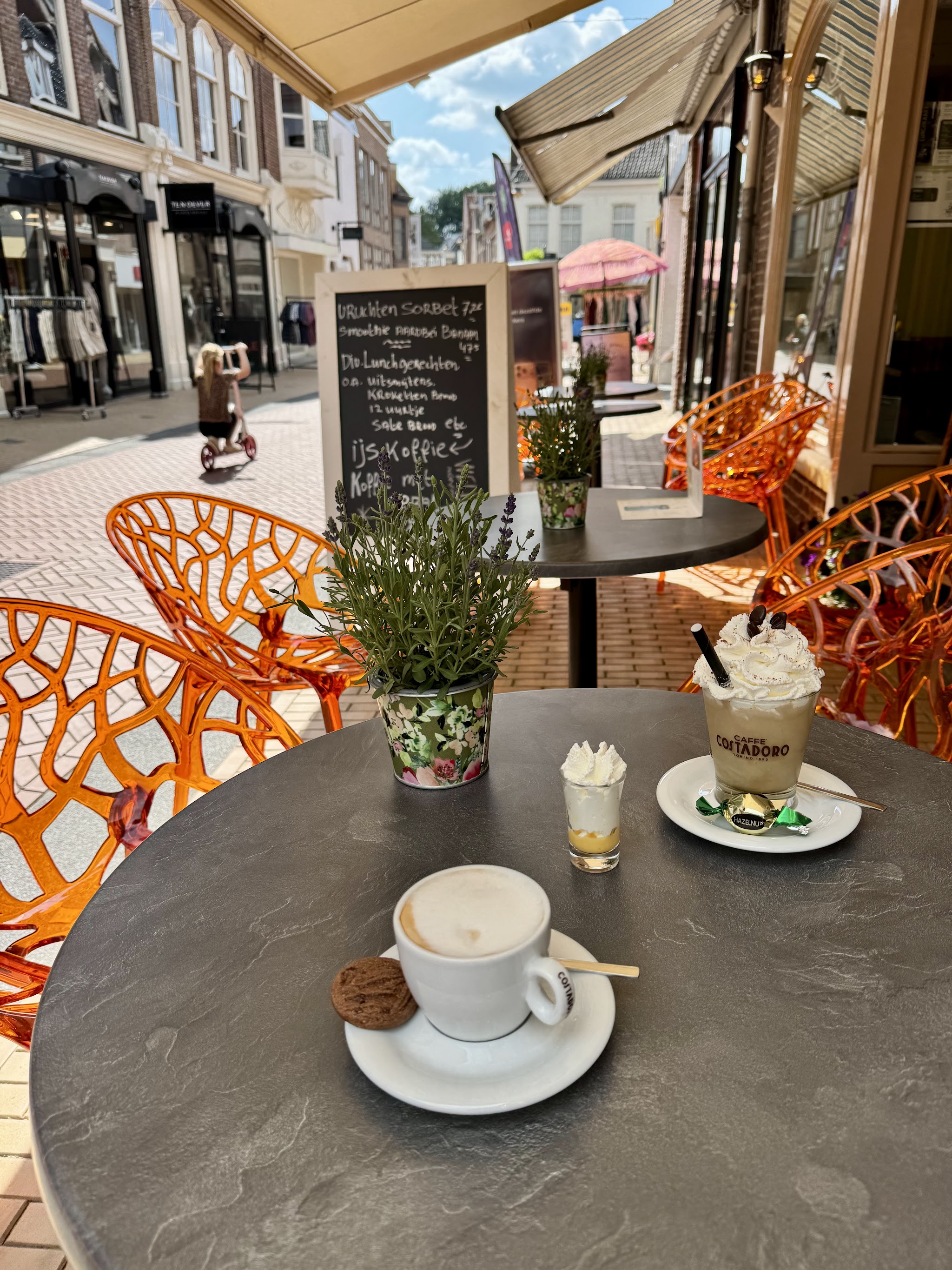 Terrastafel met lavendel en koffie