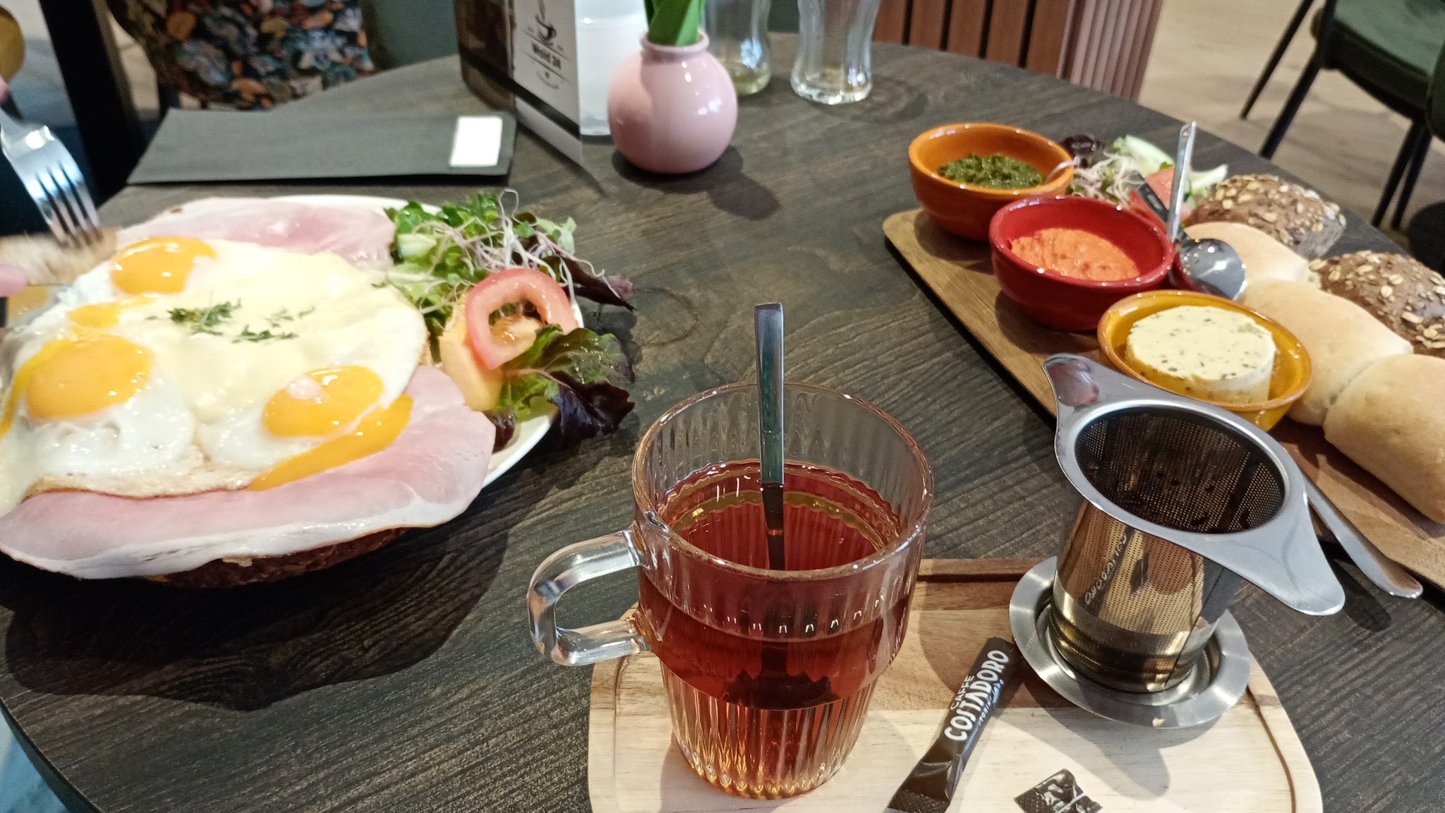 Uitsmijter met salade en een broodplankje met dips