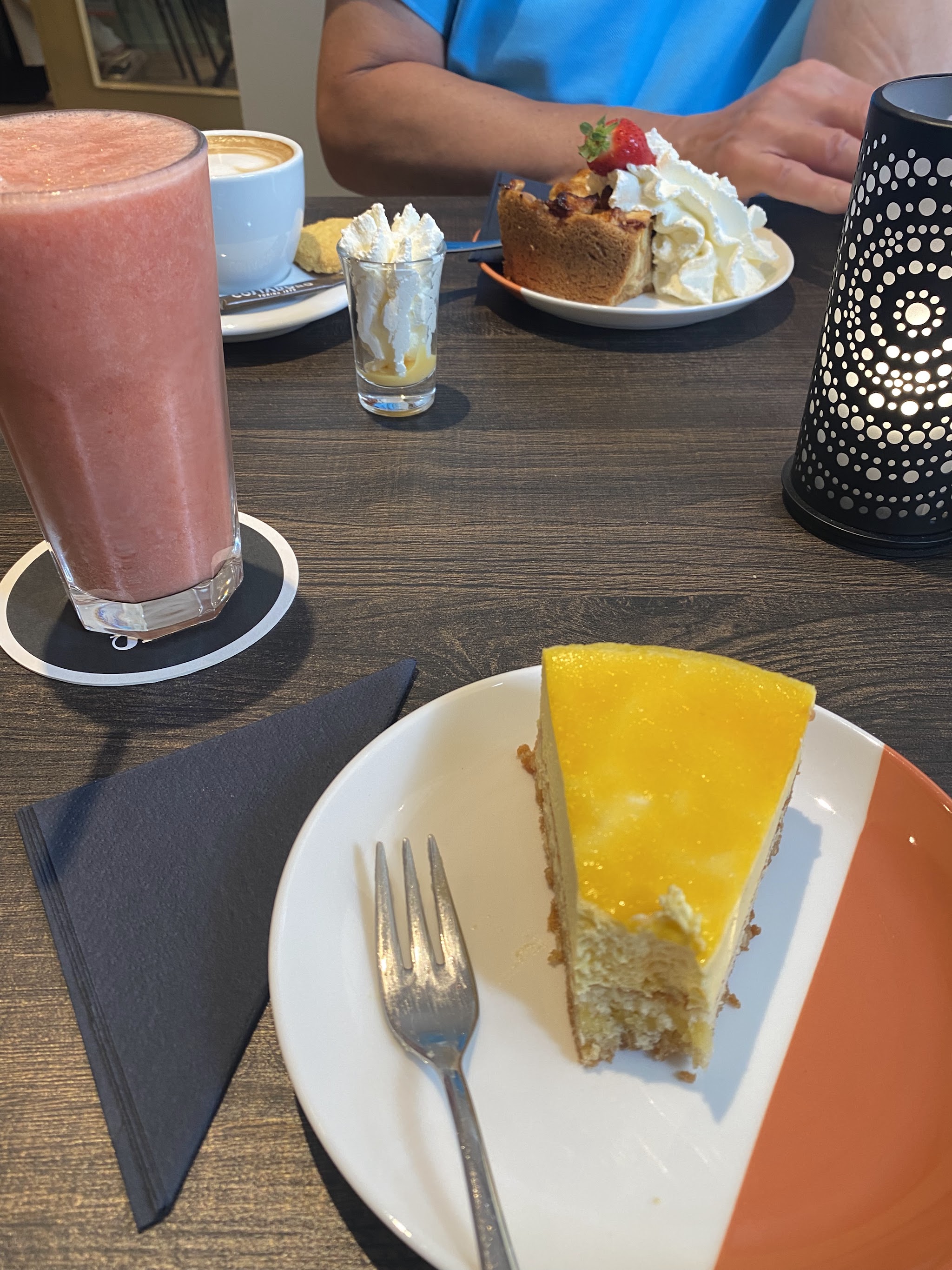 Fruittaart en smoothie op tafel
