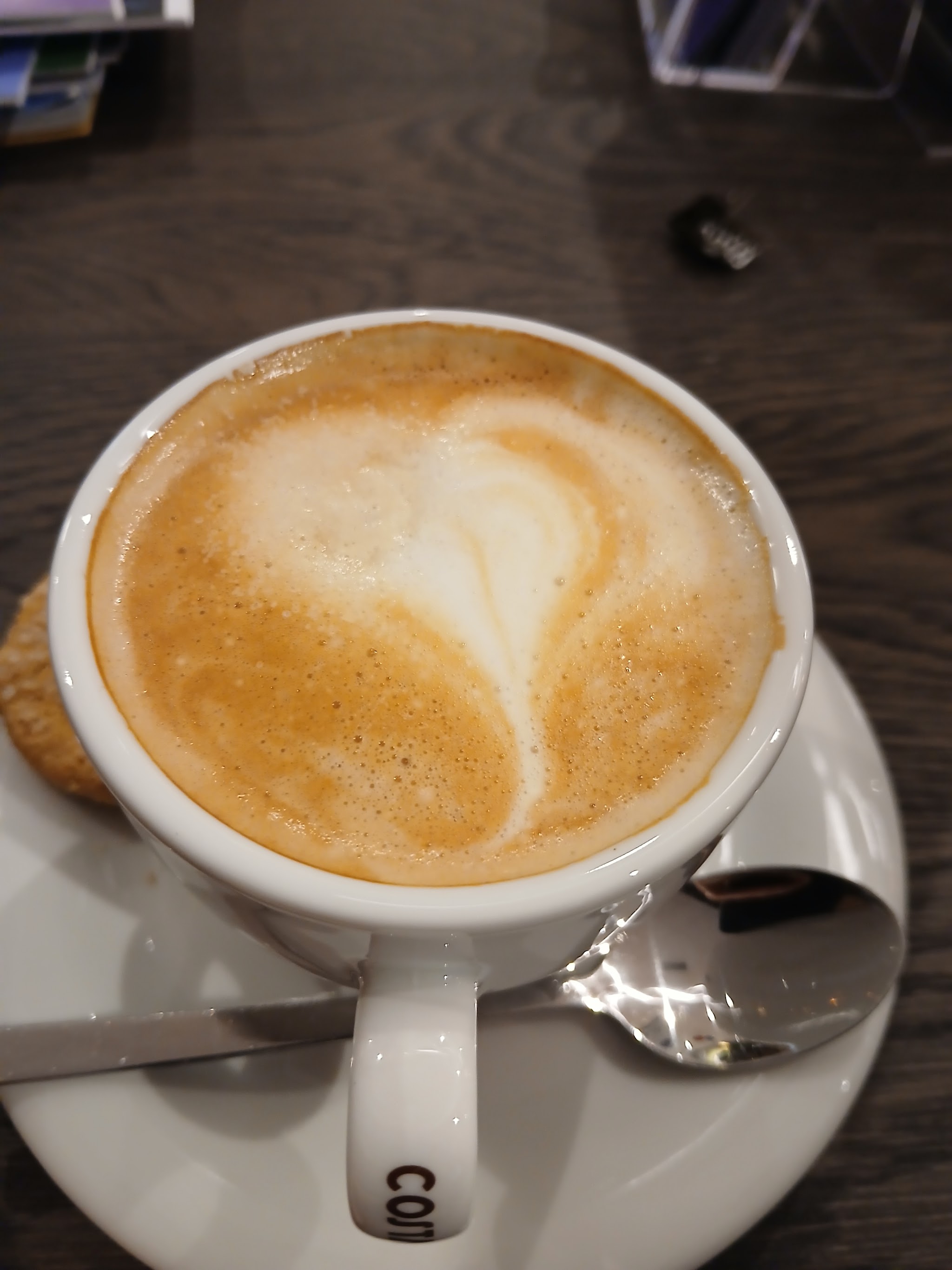 Cappuccino met latte art bij Wold24