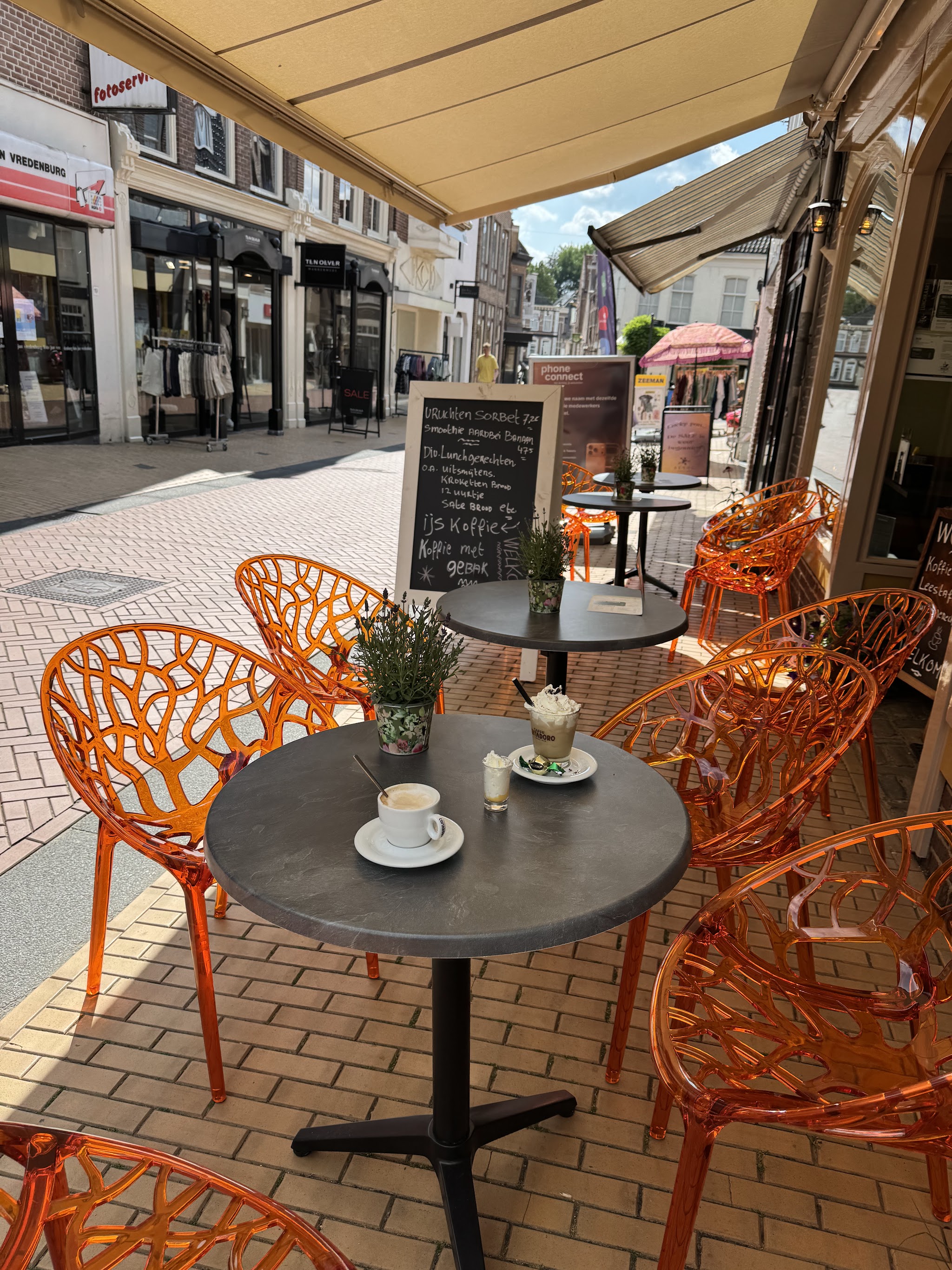 Terras van Wold24 met de karakteristieke oranje stoelen