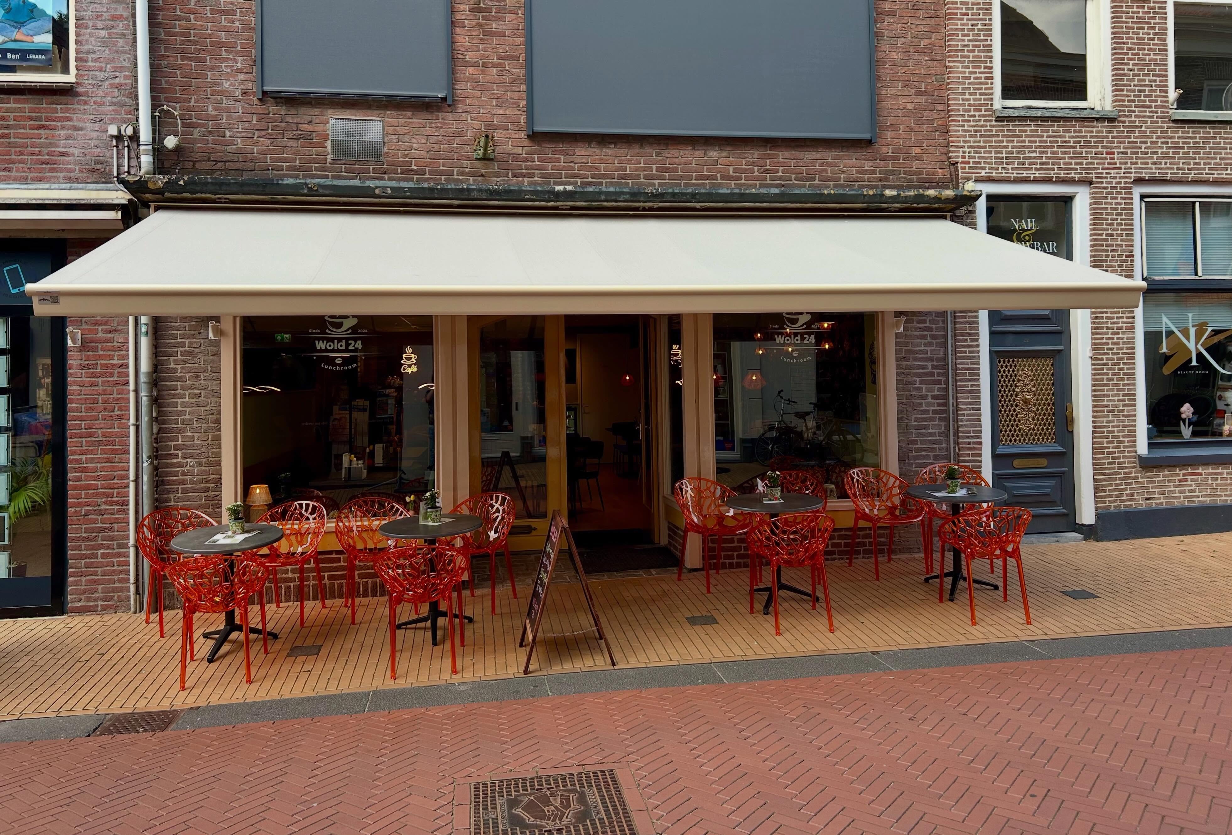 Gevel van Wold24 aan de Woldpromenade in de avond